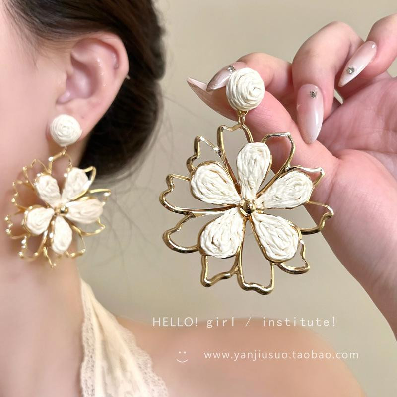 01.LARGE FLOWER WHITE